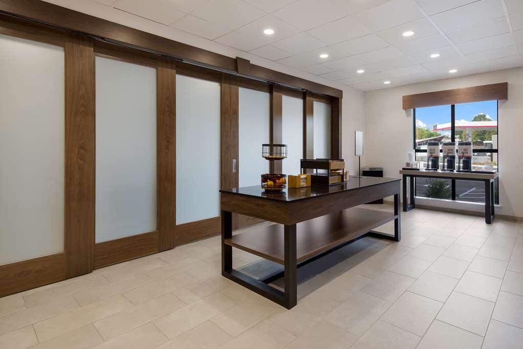 Hampton Inn Concord Restaurant photo