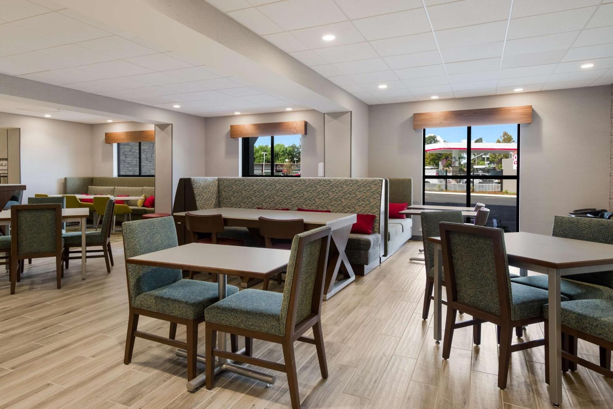 Hampton Inn Concord Exterior photo